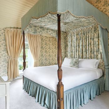 Traditional hotel room at 4 star hotel near dublin with 4 post wooden bed frame