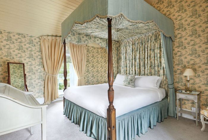 Traditional hotel room at 4 star hotel near dublin with 4 post wooden bed frame