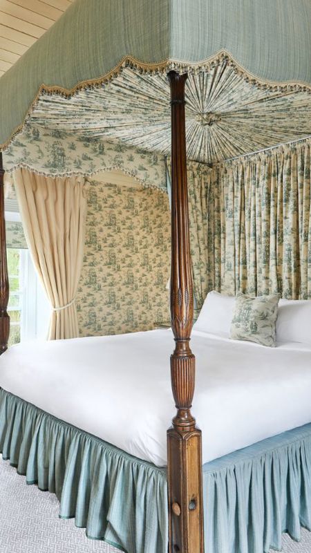 Traditional hotel room at 4 star hotel near dublin with 4 post wooden bed frame