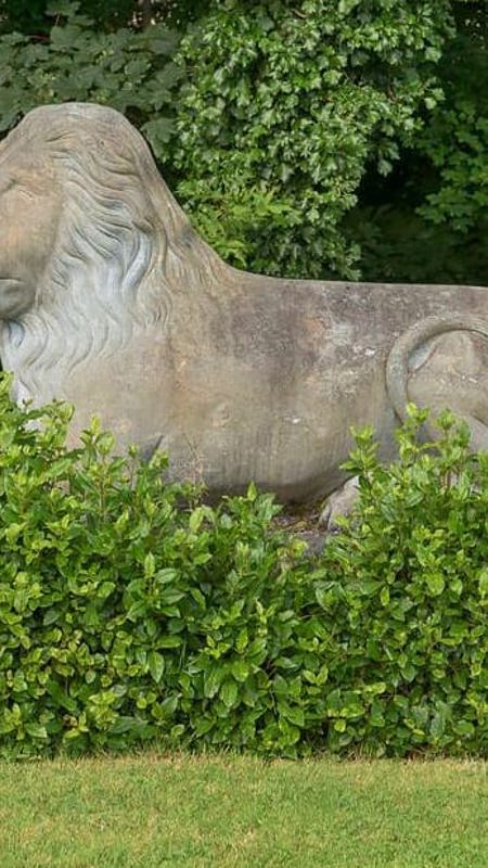 Decorative lion garden sculpture in stone 