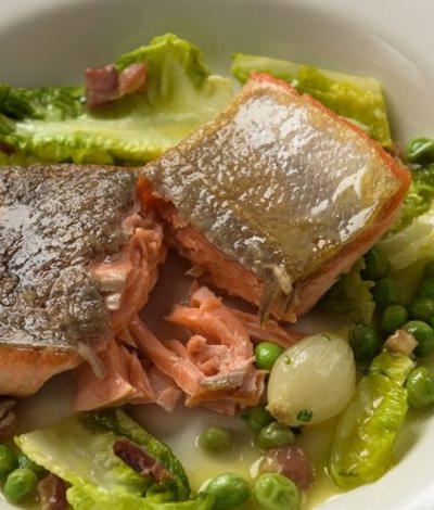 Salmon and green vegetables michelin cuisine