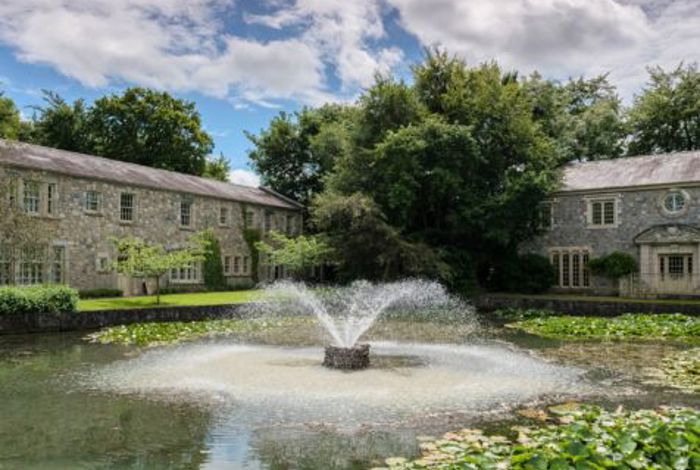 External view of fountain and country house hotel