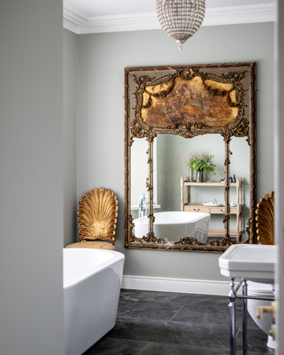 Large bathroom with elegant gold mirror nd tiles floors